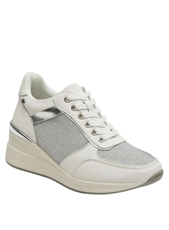 zapatilla blanca con elementos decorativos plateados y diseño athleisure para un look moderno.
