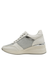 zapatilla casual de mujer en color blanco con ojales metálicos y contraste de cuero sintético.