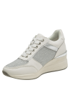 zapatilla blanca con tejido textil brillante en plateado y suela elevada estilo contemporáneo.