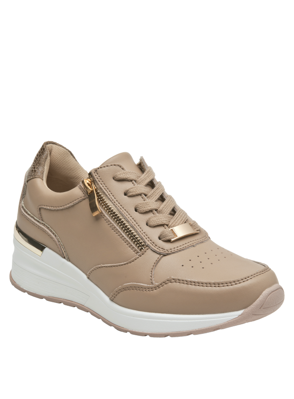 Zapatilla de cuero beige para mujer con detalles dorados y textura lisa elegante.