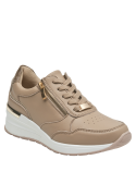 Zapatilla de cuero beige para mujer con detalles dorados y textura lisa elegante.