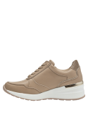 Zapatilla athleisure de cuero beige para mujer con diseño moderno y funcional.