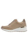 Zapatilla athleisure de cuero beige para mujer con diseño moderno y funcional.