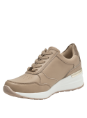 Zapatilla beige de cuero para mujer con entresuela blanca y línea metálica dorada.