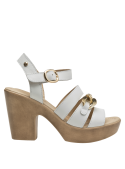 Sandalia casual de mujer en cuero blanco con diseño sofisticado y moderno.