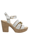 Sandalia casual de mujer en cuero blanco con diseño sofisticado y moderno.