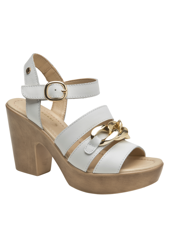 Cuero blanco liso en sandalia boho-chic con detalles dorados.