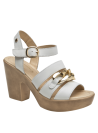 Cuero blanco liso en sandalia boho-chic con detalles dorados.