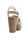 Sandalia blanca de cuero con plataforma alta y taco ancho de madera clara.