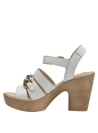 Hebilla dorada ajustable en sandalia de cuero blanco para mujer.