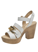 Sandalia de cuero blanco con tiras anchas y cadena dorada elegante.