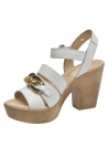 Sandalia de cuero blanco con tiras anchas y cadena dorada elegante.