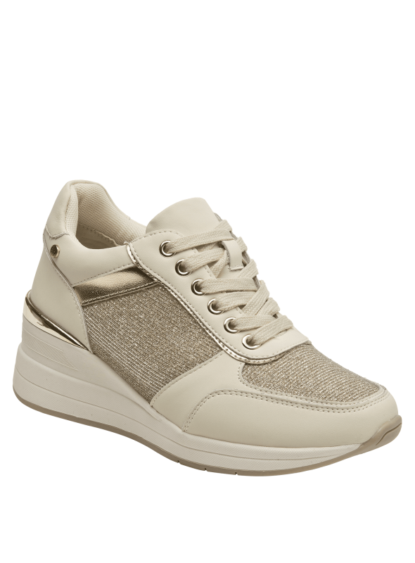 elegante zapatilla athleisure de mujer con cordones crema y ojales metálicos, ideal para un look moderno.