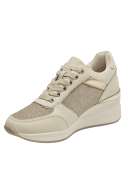 zapatilla casual de mujer en textil beige con detalles metálicos dorados y suela gruesa para comodidad diaria.