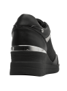Zapatilla negra casual de mujer con diseño moderno y detalles metálicos alrededor del talón.