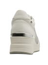 zapatilla blanca de mujer con diseño casual y detalles metálicos plateados en talón y laterales.