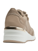 Zapatilla casual de cuero beige para mujer con cremallera dorada y perforaciones frontales.