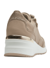 Zapatilla casual de cuero beige para mujer con cremallera dorada y perforaciones frontales.