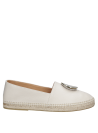 Calzado de cuero beige para mujer, minimalista y versátil con adorno metálico moderno.