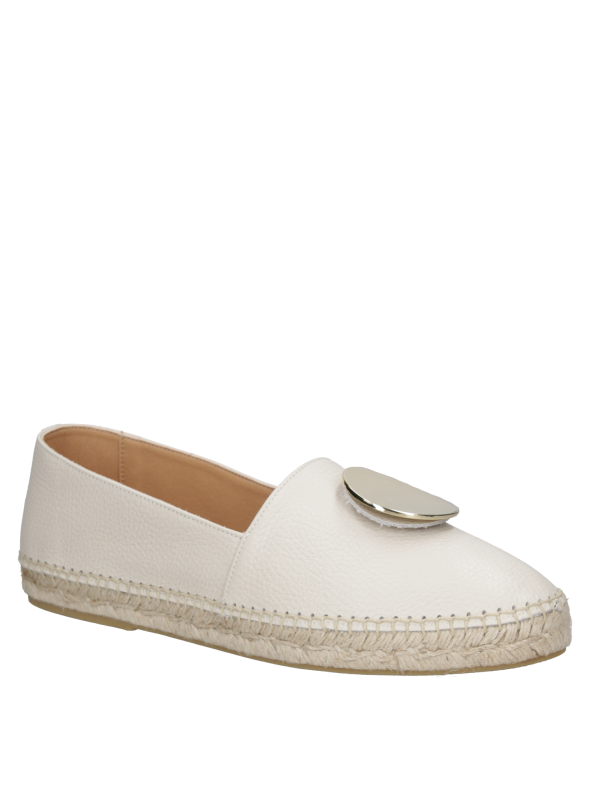 Elegante alpargata de cuero blanco para mujer, ideal para ocasiones casuales o semiformales.