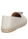 Alpargata femenina en cuero beige, diseño contemporáneo con adorno circular en la parte superior.