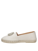 Calzado casual de cuero blanco para mujer, estilo minimalista elegante con detalle metálico.