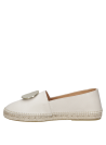 Calzado casual de cuero blanco para mujer, estilo minimalista elegante con detalle metálico.