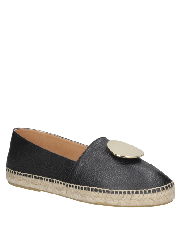 Alpargata de mujer en cuero negro con acento dorado, perfecta para un estilo relajado y sofisticado.