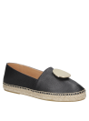 Alpargata de mujer en cuero negro con acento dorado, perfecta para un estilo relajado y sofisticado.