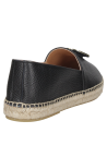 Alpargata casual de cuero negro con detalle metálico, adecuada para paseos y almuerzos al aire libre.