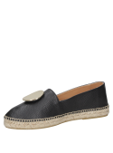 Alpargata de cuero negro para mujer con placa dorada, ideal para un look casual-chic.