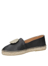 Alpargata de cuero negro para mujer con placa dorada, ideal para un look casual-chic.