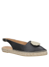 Alpargata de cuero negro con adorno chic y suela de esparto, estilo casual femenino.