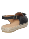 Elegante alpargata negra de cuero para mujer, con detalle metálico y suela de esparto.