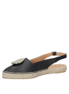 Alpargata de cuero negro con textura granulada y adorno metálico, estilo casual para mujer.