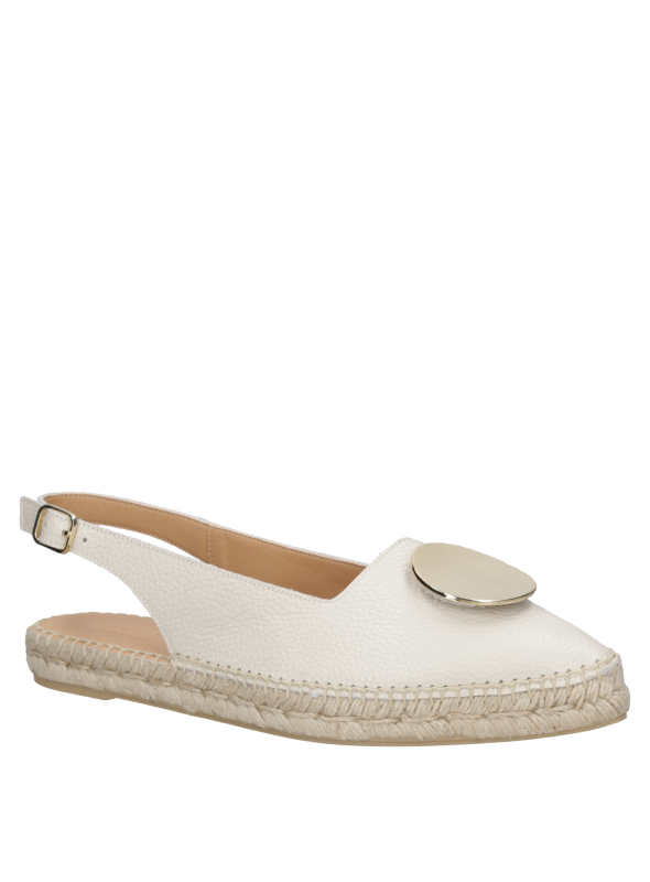 Alpargata de cuero blanco con textura suave y adorno metálico, combina estilo y comodidad.