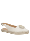 Alpargata de cuero blanco con textura suave y adorno metálico, combina estilo y comodidad.