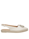 Zapato casual femenino de cuero blanco con detalle moderno, adecuado para reuniones al aire libre.