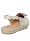 Alpargata elegante de cuero blanco, diseño minimalista con disco metálico, versátil para cualquier atuendo.