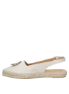 Calzado casual de cuero blanco con textura granulada y adorno metálico, perfecto para verano.
