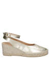 Calzado casual de cuero dorado con diseño chic y suela de esparto natural.