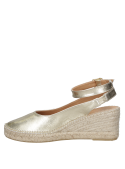 Alpargata de cuña dorada para mujer, combinando brillo y suela de esparto.