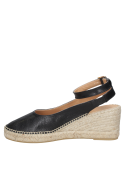 Cuero negro suave y brillante en alpargata casual de mujer con cuña de yute.