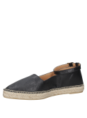 Alpargata de mujer en cuero negro con textura de grano ligero y suela de yute.