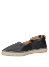 Alpargata de mujer en cuero negro con textura de grano ligero y suela de yute.