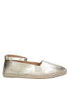 Elegante alpargata dorada de cuero, recomendada para primavera y verano, look casual chic.