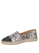 Alpargata de cuero con estampado pitón en tonos blancos, grises y negros, diseño moderno y elegante.