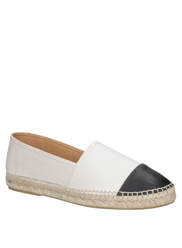 Alpargata femenina en cuero blanco con base de yute, diseño casual-chic.