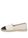 Calzado casual femenino de cuero blanco y yute trenzado, ideal para primavera.