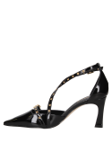 zapato negro de charol para mujer con correas cruzadas y hebillas doradas, ideal para eventos formales.